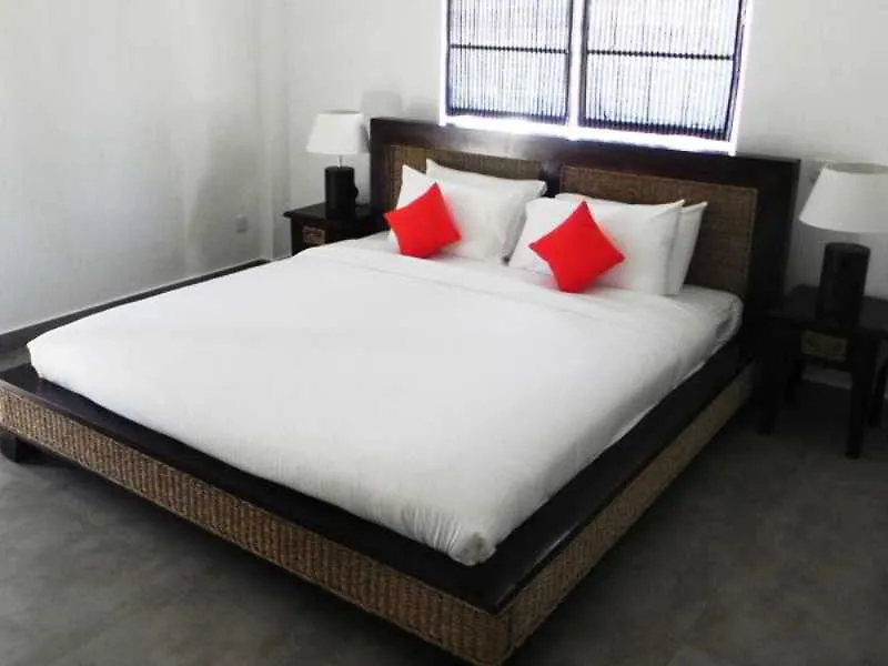 St.Lachlan Hotel & Suites Negombo 4*,