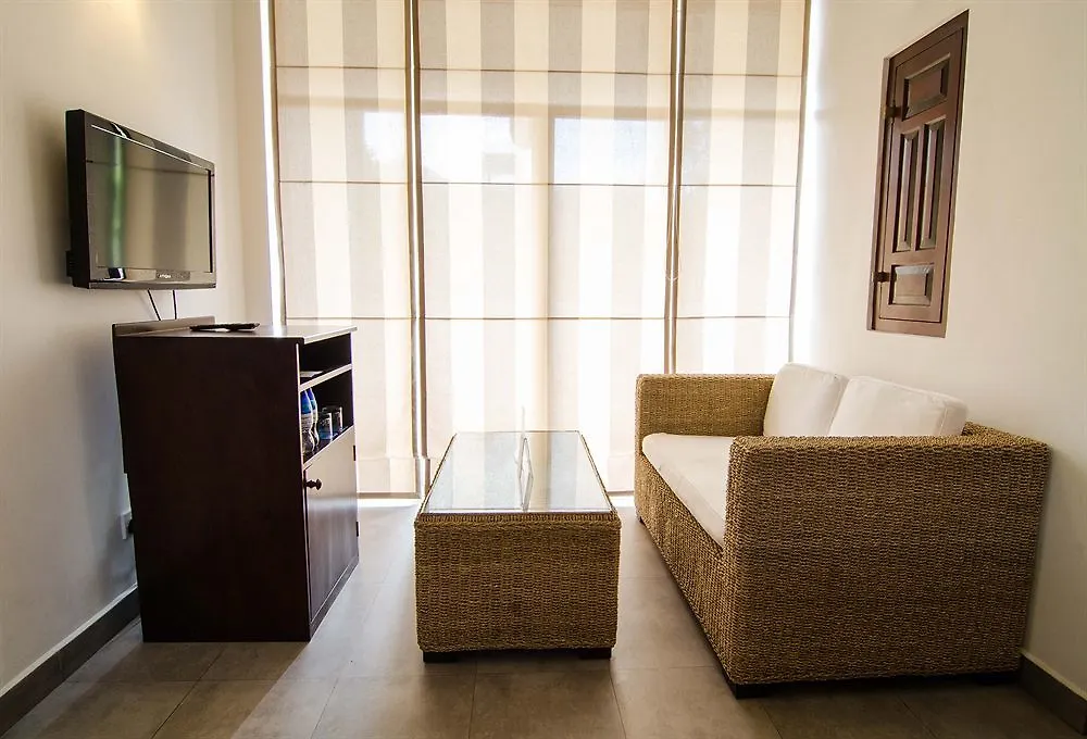 St.Lachlan Hotel & Suites Negombo 4*,