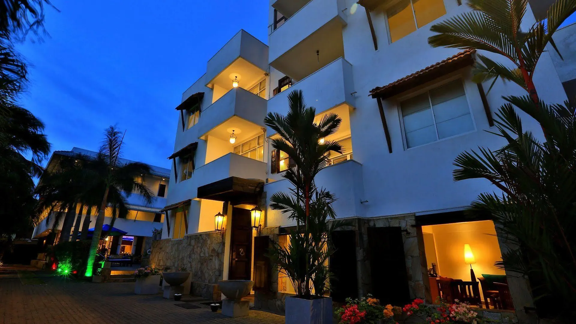 St.Lachlan Hotel & Suites Negombo 4*,
