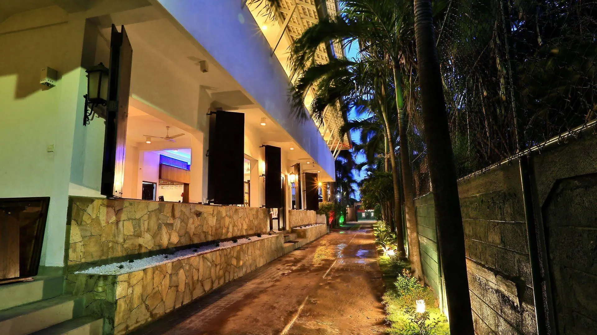 St.Lachlan Hotel & Suites Negombo 4*,